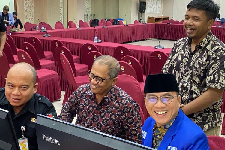 Wakil Ketua Umum Partai Amanat Nasional (PAN) Yandri Susanto (berpeci hitam) dan Komisioner KPU Idham di Kantor KPU, Minggu (9/7/2023).