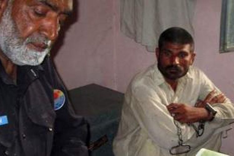 Mohammad Arif (kanan) salah seorang tersangka pelaku kanibalisme di Pakistan.