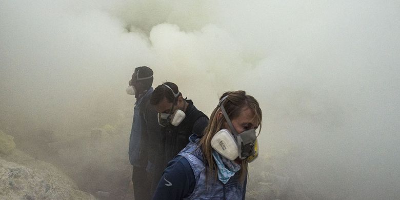 Wisatawan mancanegara berada di dalam kawah gunung Ijen, Banyuwangi, Jawa Timur, Sabtu (23/6/2018). Kawah Ijen dengan kedalaman 200 meter menjadi salah satu dari dua lokasi di dunia yang memiliki fenomena api biru selain Islandia, membuat Ijen menjadi tujuan utama pendaki dari berbagai pelosok negeri hingga mancanegara.