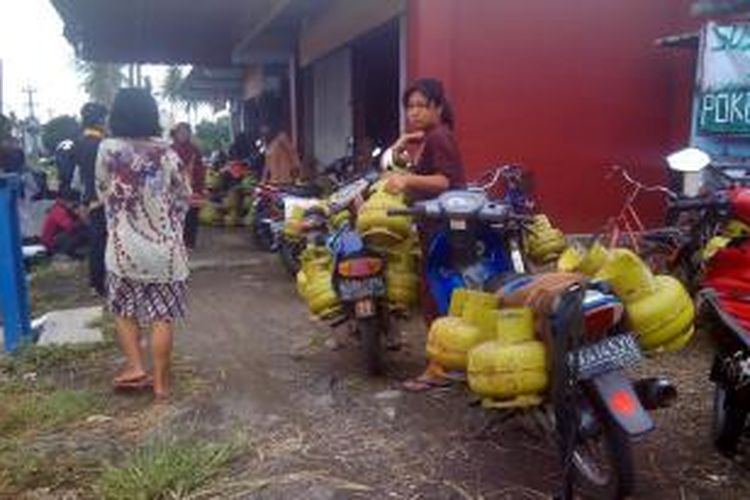 Para pedagang eceran saat mengantre gas elpiji ukuran 3 kilogram di Pangkalan Sari Gumilang, Sumberagung, Moyudan, Sleman, Rabu (26/11/2014).