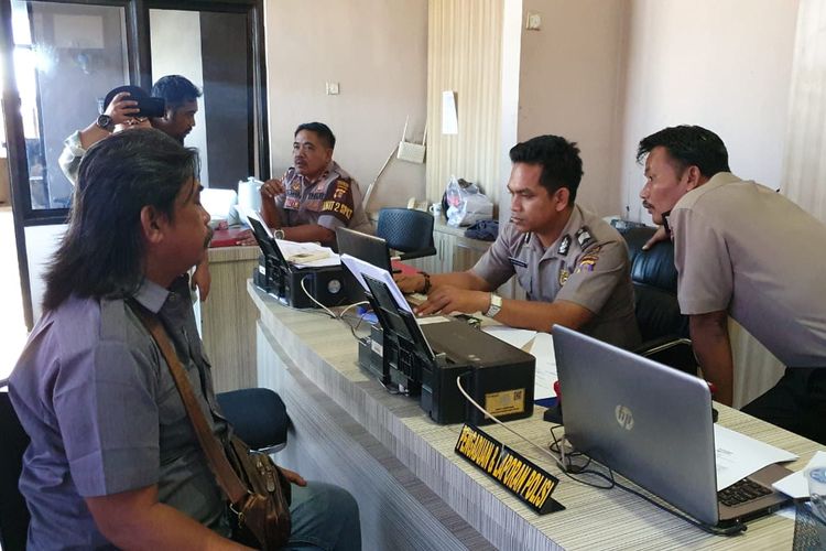 Kakak kandung Ahmad, Sugianto saat membuat laporan polisi di Kantor Polresta Samarinda, Selasa (11/2/2020).