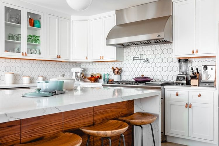 Desain dapur minimalis sering kali menyertakan material alami, seperti marmer atau kayu.
