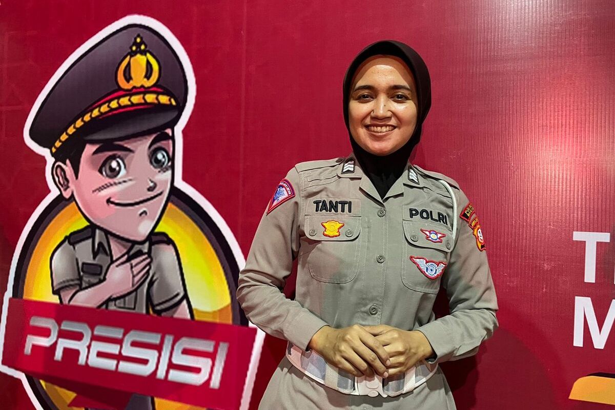 Brigadir Tanti Aryanti (32) anggota Satlantas Polresta Bandung yang sudah malang melintang menjaga Pos Pengamanan (Pos Pam) mudik lebaran, meski harus berbagi waktu dengan keluarga dan membesarkan anak sendiri, Tanti tetap bangga menjadi anggota Polwan