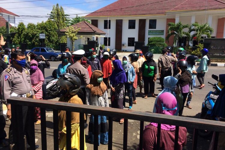 Petugas Kepolisian Mengatur Antrean Pengambilan Sayuran Gratis di Kantor Dinas Pertanian dan Pangan Gunungkidul Selasa (12/5/2020)