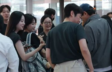Pemeran drakor Resident Playbook: aktris Shin Si Ah (kiri) dan aktor Jung Joon Won (kanan) bersama pemeran dan tim produksi Resident Playbook di Bandara Incehon, Korea Selatan saat hendak terbang ke Indonesia untuk liburan bersama, Senin (26/5/2025).