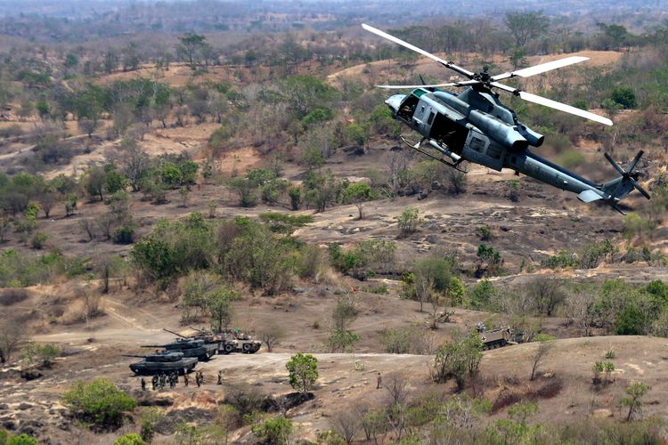 Helikopter Bell UH-1Y Venom milik US Marines bermanuver memberikan bantuan tembakan udara pada operasi serangan darat Latihan Gabungan Bersama (Latgabma) di Pusat Latihan Pertempuran Marinir (Puslatpurmar) 5 Baluran, Karangtekok, Situbondo, Jawa Timur, Senim (11/9/2023). Operasi serangan darat gabungan tersebut merupakan puncak latihan Super Garuda Shield 2023 dengan mengaplikasikan materi latihan yang digelar sejak 31 Agustus. ANTARA FOTO/Budi Candra Setya/Spt.