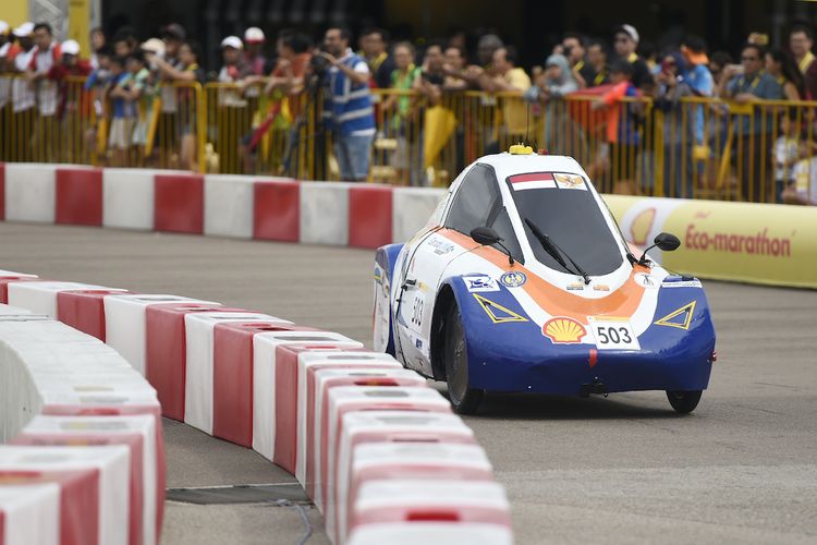 Team GARUDA UNY ECO TEAM, #503, from Universitas Negeri Yogyakarta, Indonesia, competing under the UrbanConcept - Gasoline category on the track during the Drivers World Championship on the final day of Shell Make The Future Singapore at the Changi Exhibition Centre, Sunday, March 11, 2018 in Singapore. (Edwin Koo/AP Images for Shell)