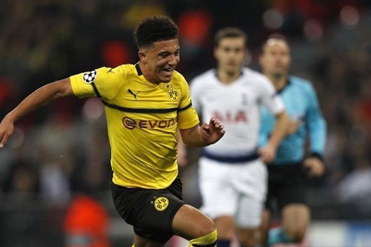 Jadon Sancho mencoba mengejar bola pada pertandingan Tottenham Hotspur vs Borussia Dortmund di Stadion Wembley dalam babak 16 besar Liga Champions, 13 Februari 2019. 