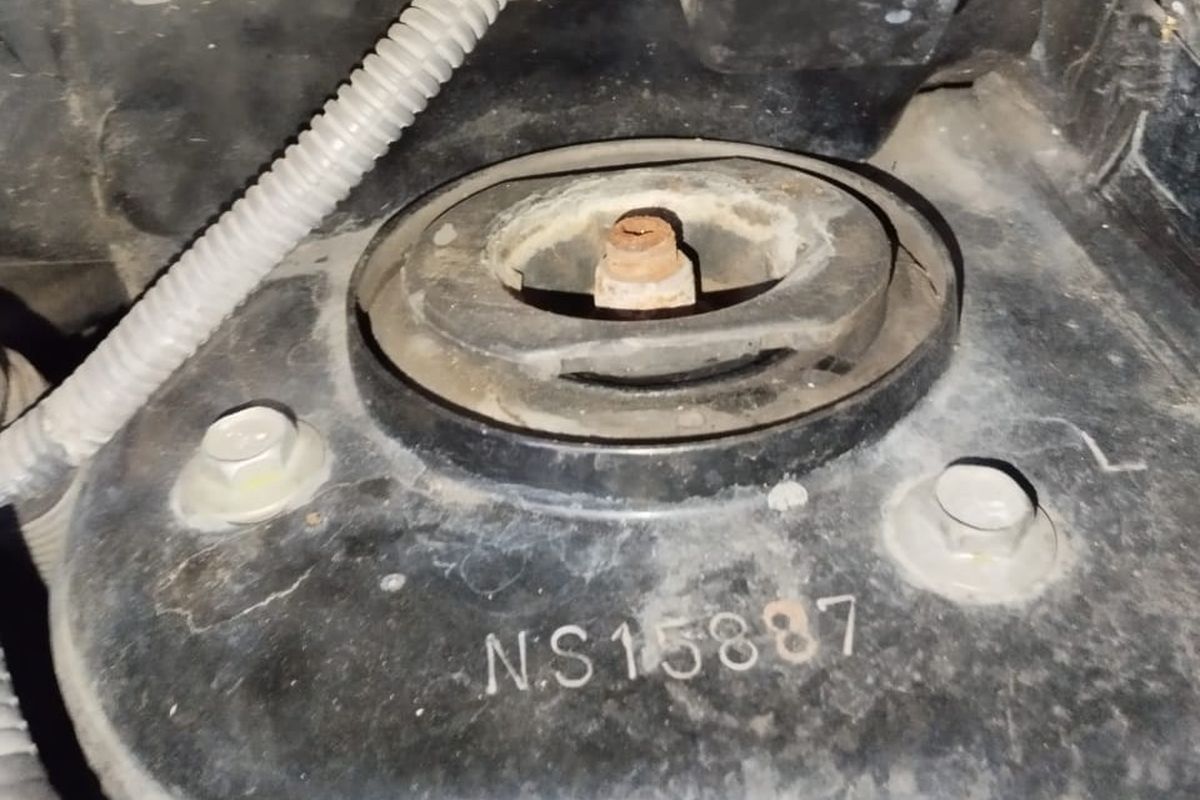 Insulator shock mobil pecah