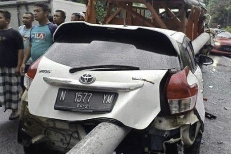Satu beton listrik terlepas dari truk pengangkut dan menancap di mobil kecil yang berada di belakangnya di Jalan Raya Nasional Probolinggo, Lumajang, Jawa Timur, Kamis (5/12/2019).