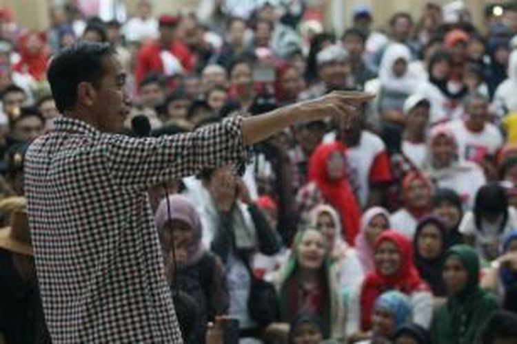 Capres nomor urut 2, Joko Widodo (Jokowi) berbicara di depan pendukungnya di Islamic Center Kabupaten Ciamis, Jawa Barat, Kamis (12/6/2014). Selain itu, ia juga berkunjung ke sejumlah pondok pesantren di Tasikmalaya untuk bersilaturahmi dengan kiai-kiai kampung dan menampik berbagai isu negatif tentang dirinya.