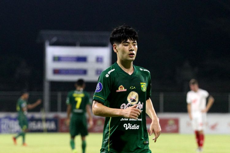Pemain asing Persebaya Surabaya Taisei Marukawa saat pertandingan pekan 19 Liga 1 2021 yang berakhir dengan skor 2-1 di Stadion I Gusti Ngurah Rai Denpasar, Jumat (14/1/2021) malam.