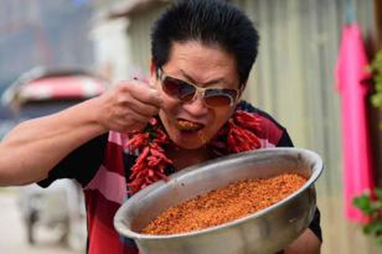 Li Yongzhi dikenal sebagai Raja Cabai karena biasa makan cabai 2,5 kilogram per hari.