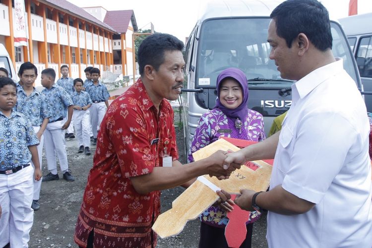 
Wali Kota Semarang Hendrar Prihadi memberikan bantuan sarana transportasi empat bus sekolah. Dana untuk penyediaan bus-bus tersebut dari anggaran murni Pemkot Semarang tahun 2018.