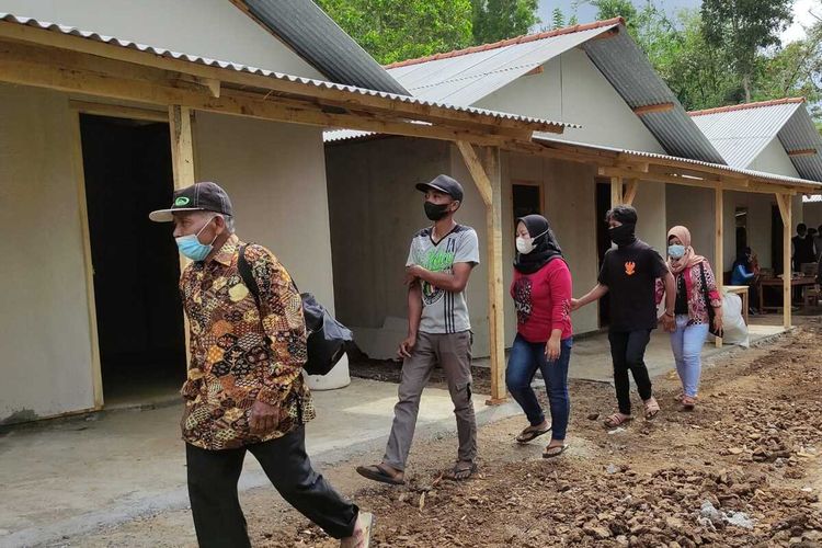 Warga terdampak pembangunan Bendungan Bagong desa Sengon Kecamatan Bendungan Trenggalek Jawa Timur, Jumat (01/10/2021) dilokasi hunian sementara.