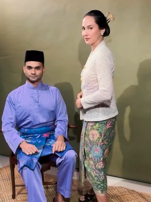 Pevita Pearce dan Mirzan Meer merayakan anniversary pertama dengan pemotretan bernuansa tradisional. Intip detailnya.