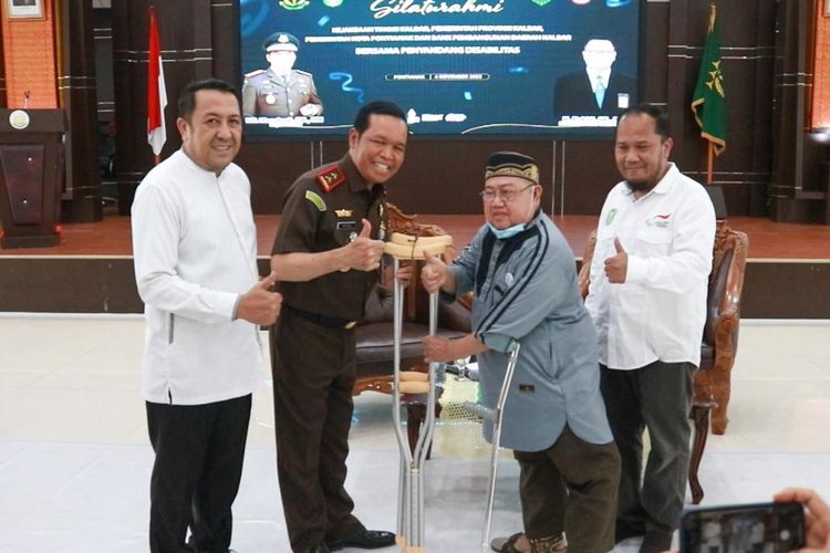 Kejati Kalbar memberi penghargaan pada para atlet penyandang disabilitas dan santri di Kota Pontianak dan Kalimantan Barat yang berprestasi.