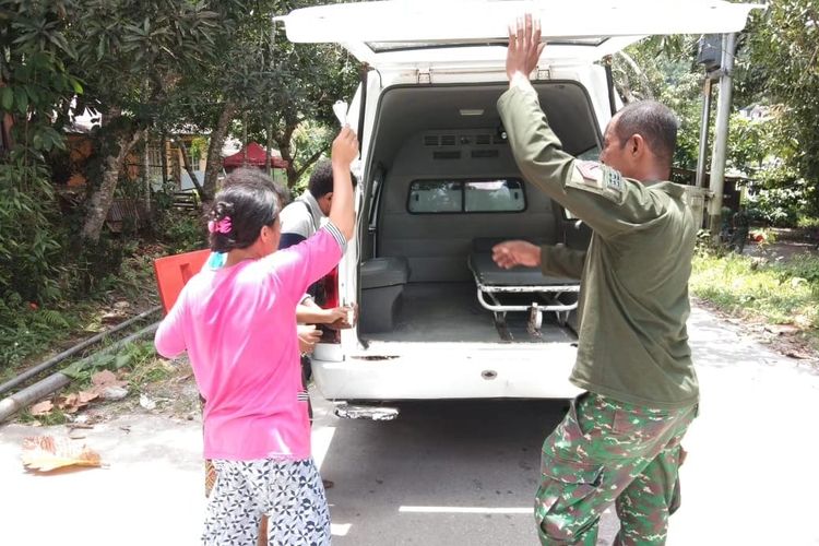 Anggota TNI sedang membantu warga saat bersalin di mobil ambulance