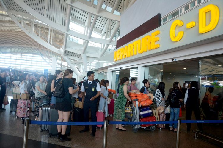 Sejumlah penumpang menunggu jadwal penerbangan di Bandara Ngurah Rai, Bali, Jumat (29/6). Berdasarkan hasil rapat evaluasi dampak erupsi Gunung Agung dengan pertimbangan ruang udara bandara bahwa sudah tidak terdapat Sebaran VA dan arah angin cenderung dari arah timur ke barat laut  maka Bandara Ngurah Rai mulai dibuka pada Jumat (29/6) pukul 14.30 Wita. ANTARA FOTO/Wira Suryantala/pras/18.