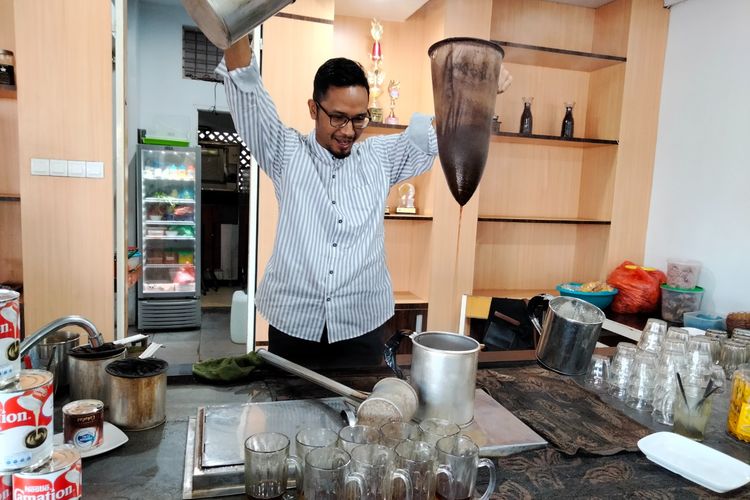 Barista kopi di Taufik Kupi 2 Lhokseumawe, Jumat (18/12/2020)