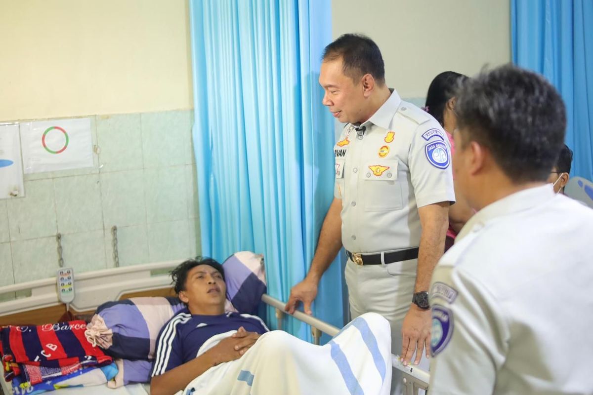 Direktur Utama PT Jasa Raharja Rivan A Purwantono sedang menjenguk seorang pasien di sebuah rumah sakit. 