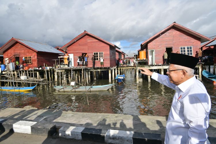 Wakil Presiden (Wapres) RI Ma’ruf Amin melakukan peninjauan Pemukiman Nelayan Malawei, Kota Sorong, Kamis (6/6/2024) sebagai bagian dari rangkaian kunjungan kerjanya di Papua Barat Daya.
