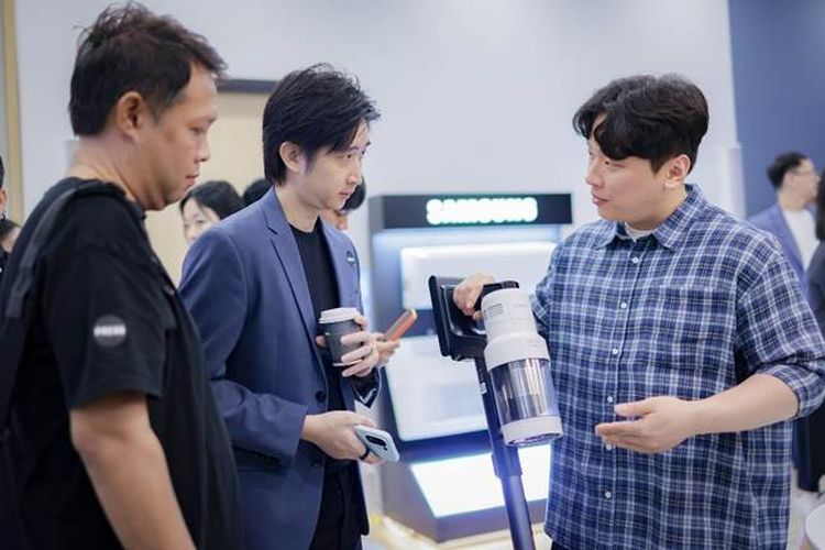 Samsung memamerkan vacuum cleaner terbaruyna di Southeast Asia Tech Seminar 2025 di Bangkok, Thailand, pada 20 Juni 2025 lalu.