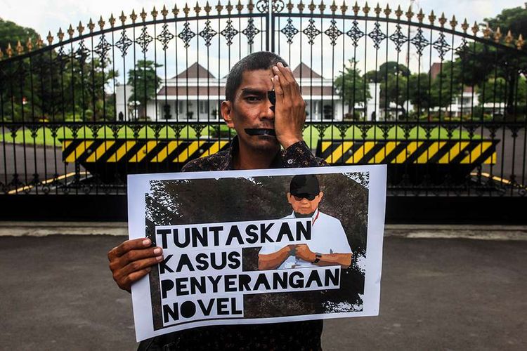 Aktivis yang tergabung dalam Koalisi Masyarakat Sipil Antikorupsi Yogya melakukan aksi damai di depan Gedung Agung, Yogyakarta, Kamis (11/4/2019). Mereka menuntut presiden untuk membentuk tim gabungan pencari fakta yang independen untuk mengungkap kasus penyerangan Novel Baswedan.