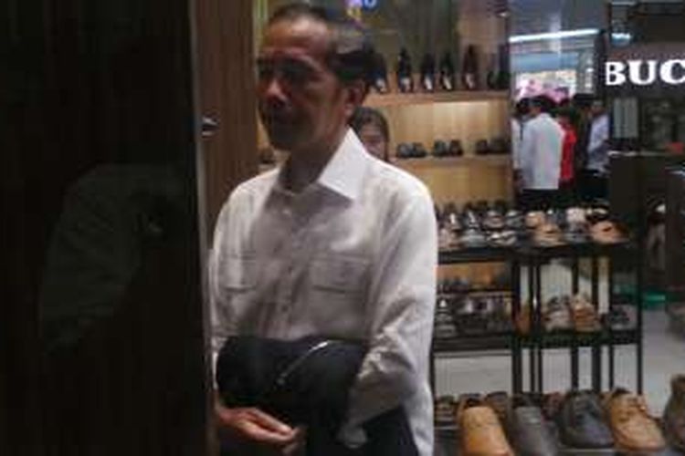 Presiden Joko Widodo membeli sepatu di Manado Town Square, Selasa (18/10/2016).