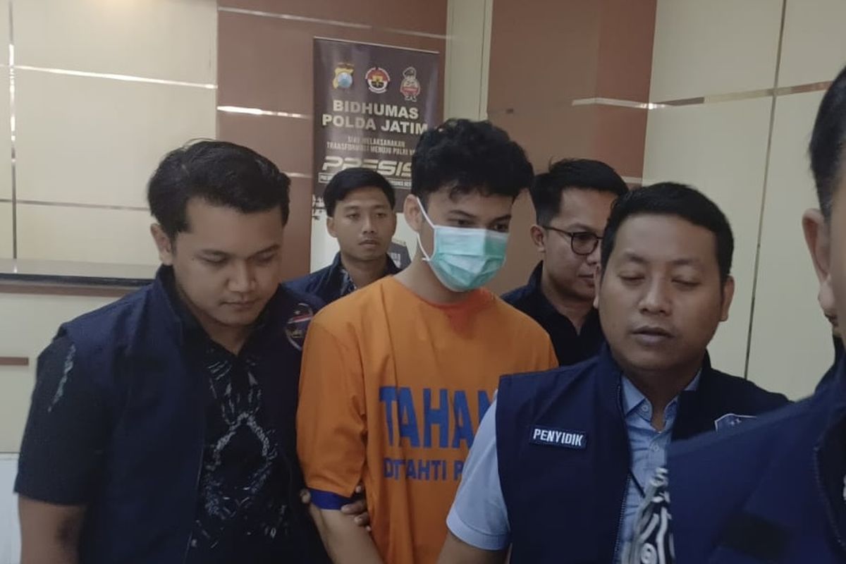 Pria asal Jaksel diamankan Polda Jatim usai menyebarkan foto dan video pacar, Jumat (15/8/2025)
