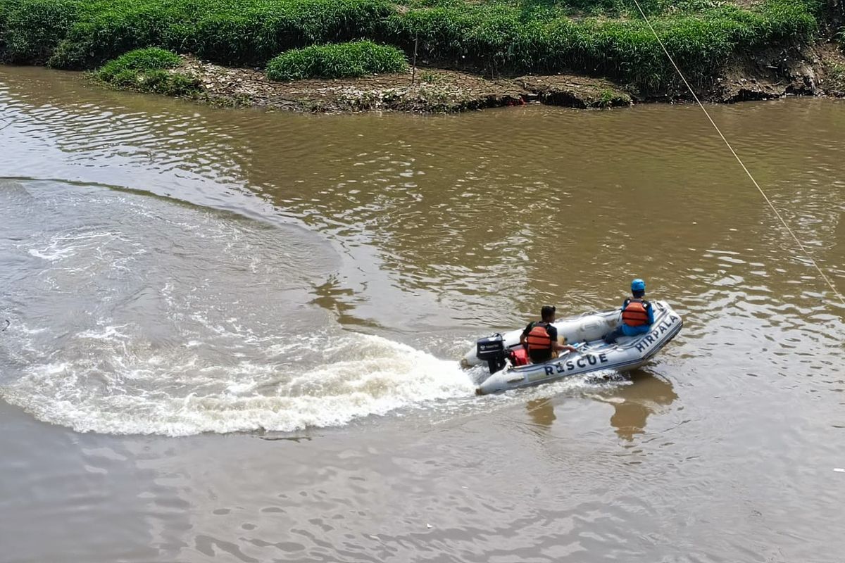 Relawan yang ikut diterjunkan dalam proses pencarian Y (12) dan S (12) di Kali Bekasi yang terletak di Kelurahan Bojong Menteng, Kecamatan Rawa Lumbu, Kota Bekasi, Senin (8/8/2022). Y dan S hilang dan diduga tenggelam saat berenang di Kali Bekasi pada Minggu siang.