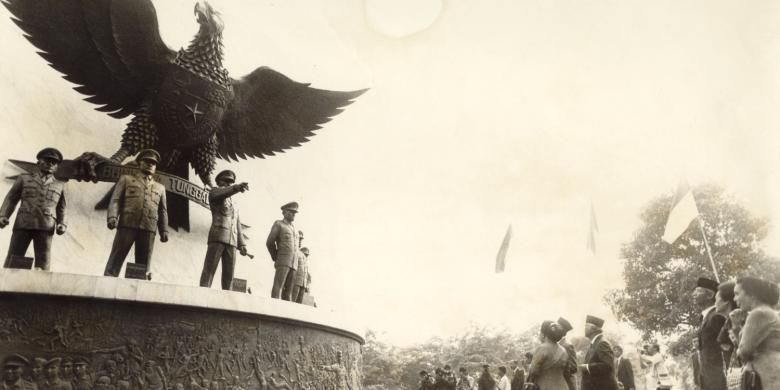 Suasana pada peringatan Hari Kesaktian Pancasila tahun 1989. Monumen Pancasila Sakti dibangun di kawasan Lubang Buaya, Jakarta Timur, di dekat sumur maut yang dijadikan tempat pembuangan mayat para perwira tinggi TNI AD korban pembunuhan pada awal Oktober 1965. Pelaku pembunuhan adalah prajurit-prajurit TNI AD menyusul peristiwa G30S yang terus menjadi kontroversi hingga sekarang. Setiap tahun di depan monumen tersebut dilaksanakan upacara bendera Hari Kesaktian Pancasila.