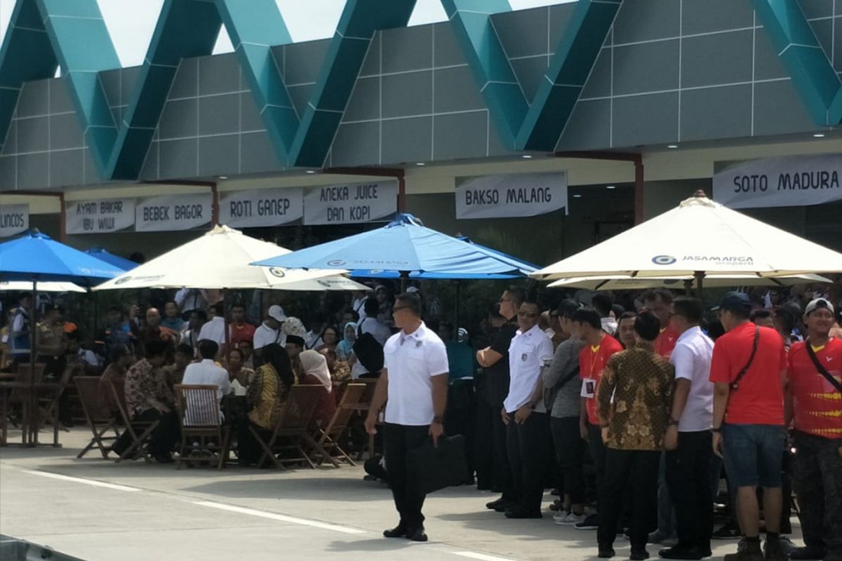Sebanyak 13 kios yang disediakan dipenuhi oleh penjual kuliner khas daerah di Rest Area KM 538 Jalan Tol Solo-Ngawi.