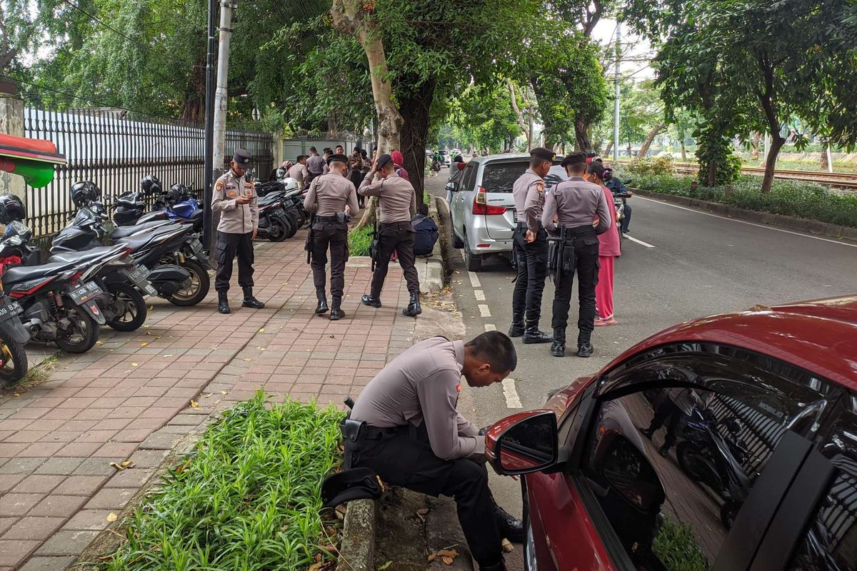 Members of the Indonesian Police are seen in front of the Human Rights Commission office in Jakarta on Thursday, Aug. 11, 2022 before the interrogation of Inspector General Ferdy Sambo (FS) as suspect in a premeditated murder case of his aide the camp, Brigadier J.