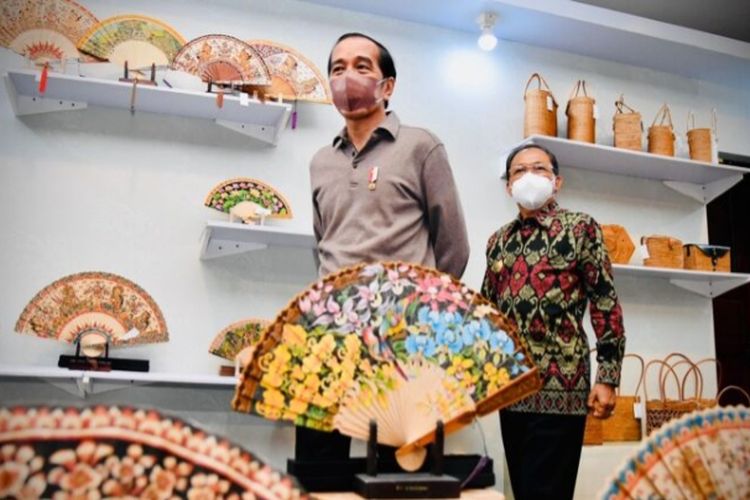 Foto Biro Pers, Media, dan Sekretariat Presiden: Presiden Joko Widodo meninjau Pameran IKM Bali Bangkit di Taman Werdhi Budaya Art Centre, Denpasar pada Senin, 27 Desember 2021.