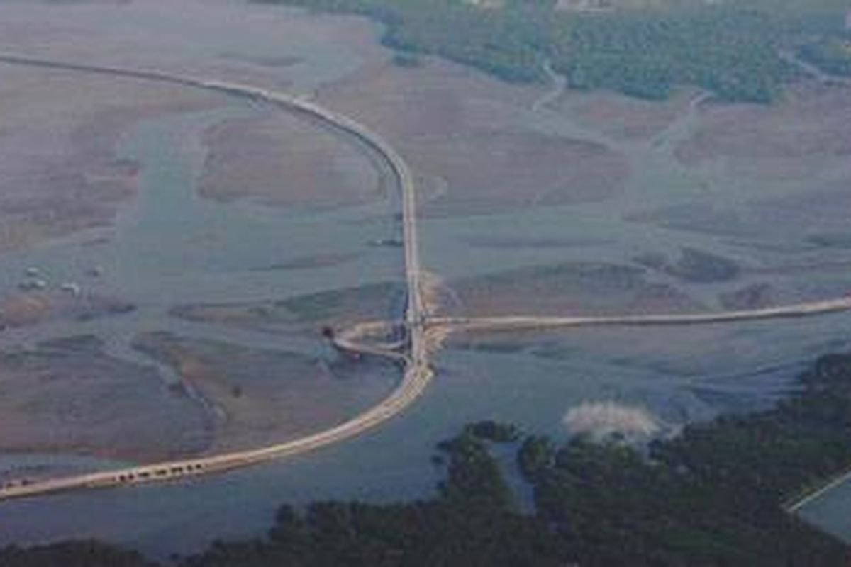 Foto udara proyek pembangunan Jalan Tol Nusa Dua-Ngurah Rai-Benoa, Bali di atas laut dangkal, Jumat (10/5/2013). Proyek Jalan tol sepanjang 12 kilometer dengan nilai investasi sebesar Rp 2,48 triliun tersebut ditargetkan siap operasi Juli 2013 guna mendukung penyelenggaran Forum Kerja Sama Ekonomi Asia Pasifik yang akan digelar di Nusa Dua, Oktober 2013.

