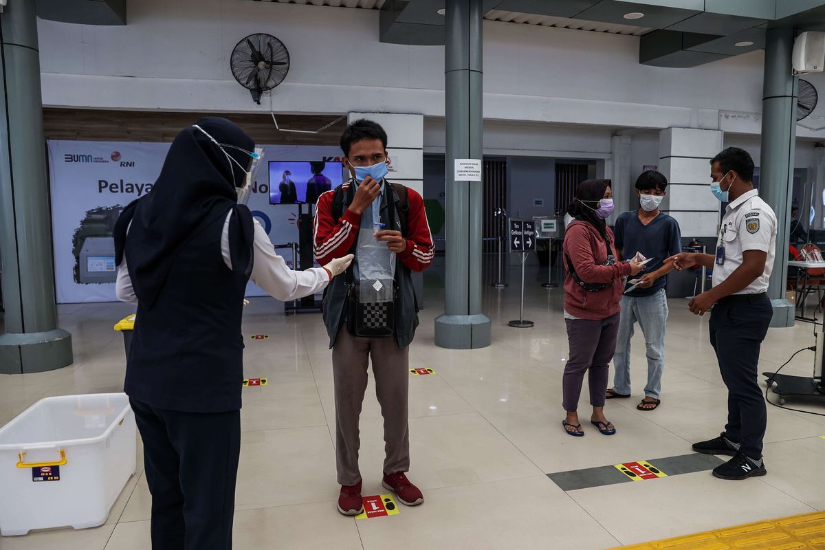 Calon penumpang kereta api jarak jauh mengikuti pemeriksaan sampel napas GeNose C19 di Stasiun Pasar Senen, Jakarta Pusat, Kamis (4/2/2021). Mulai 5 Februari 2021, PT KAI menyediakan layanan pemeriksaan GeNose C19 di Stasiun Pasar Senen dan Stasiun Yogyakarta sebagai syarat untuk naik kereta api jarak jauh.