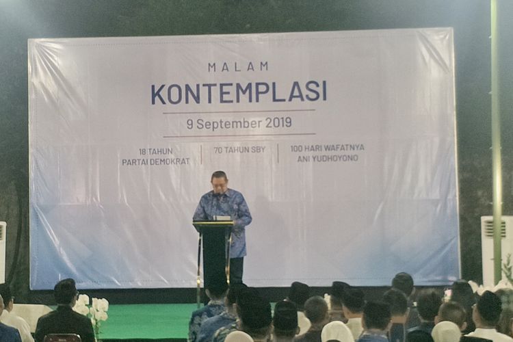 Presiden keenam RI Susilo Bambang Yudhoyono (SBY) saat menyampaikan pidato kontemplasi di kediaman pribadinya, Puri Cikeas, Bogor, Jawa Barat, Senin (9/9/2019) malam.