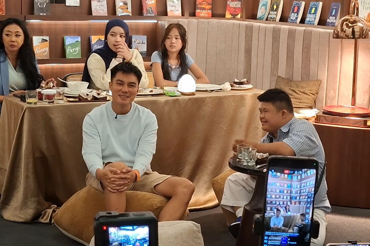 Baim Wong Libatkan Ratusan Warga Lokal Jadi Artis Dadakan di Film Terbaru