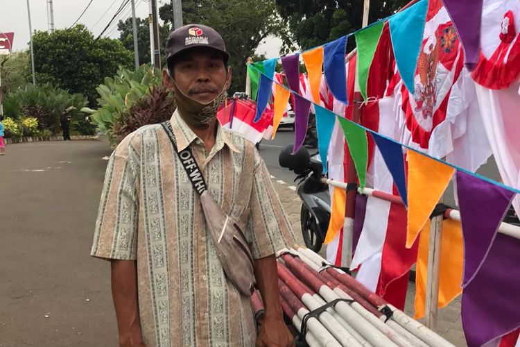 Surjana (72), penjual bendera Merah Putih asal Desa Bojongwetan, Jamblang, Kabupaten Cirebon, Jawa Barat.