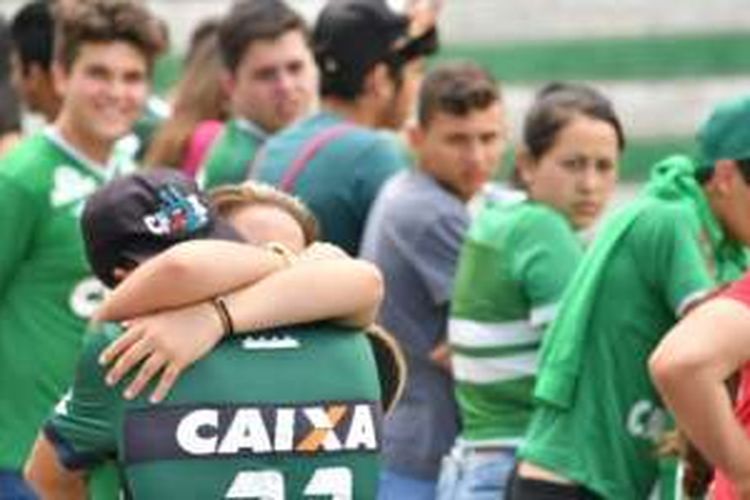 Para penggemar Chapecoense memadati stadion kebangaan klub di Arena Conda, Chapeco, Brasil, 29 November 2016, menyusul kecelakaan pesawat yang dialami tim kesayangan mereka.