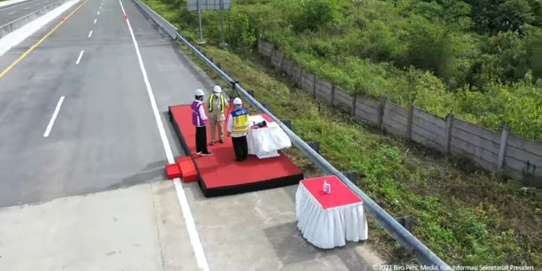 Presiden Joko Widodo bersama Menhan Prabowo Subianto dan Menteri PUPR Basuki Hadimuljono meninjau langsung sodetan akses jalan menuju lokasi rencana ibu kota negara (IKN) di Provinsi Kalimantan Timur, Selasa (24/8/2021). 