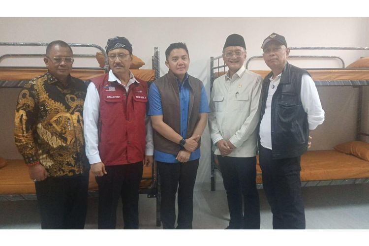 Gus Ipul bersama Menteri PU (kedua dari kanan) Dody Hanggodo dan Seskab Letkol Teddy (tengah) saat meninjau Sekolah Rakyat Sentra Handayani.