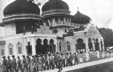 Penduduk Aceh dengan gembira menyambut kedatangan pasukan Garuda Kekaisaran Jepang berbaris melewati Masjid Raya Kutaraja.