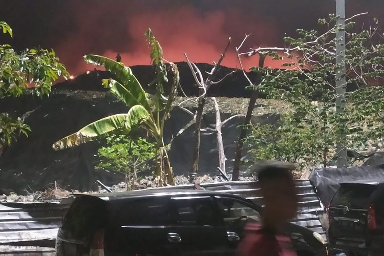 Enam jam kebakaran di TPA Jatibarang, Kota Semarang, Jawa Tengah belum padam.