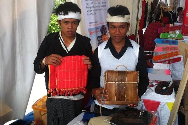 Dua orang Suku Baduy, Eka dan rekannya menunjukkan hasil kerajinan yang dijual di pameran wisata Ïndie Travel Mart 2015 di Cilandak Town Square, Jakarta, Jumat (13/11/2015). Wisatawan dapat membeli aneka kerajinan tangan seperti gelang, kalung, kain, cangklong, dan baju kurung yang dibawa oleh Suku Baduy di pameran tersebut.