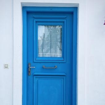 Ilustrasi pintu depan rumah berwarna biru muda