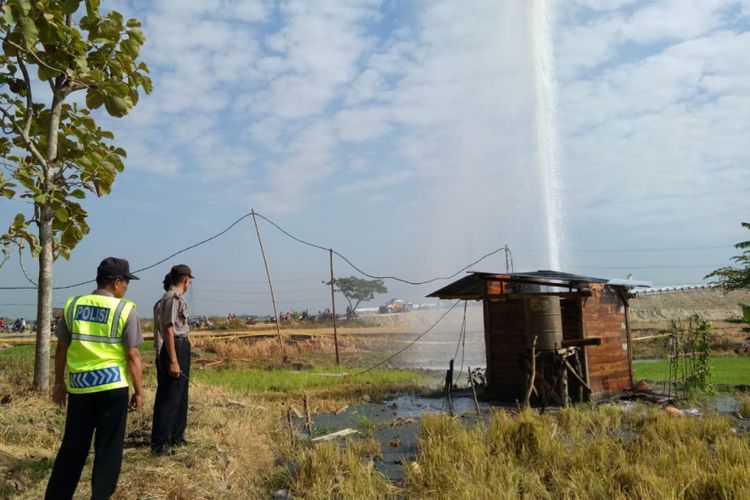 Nampak semburan air disertai gas menyembur di sawah milik warga Dusun Weru, Desa Sidolaju Kecamatan Widodaren, Kabupaten Ngawi, Jawa Timur, Minggu ( 5/8/2018).