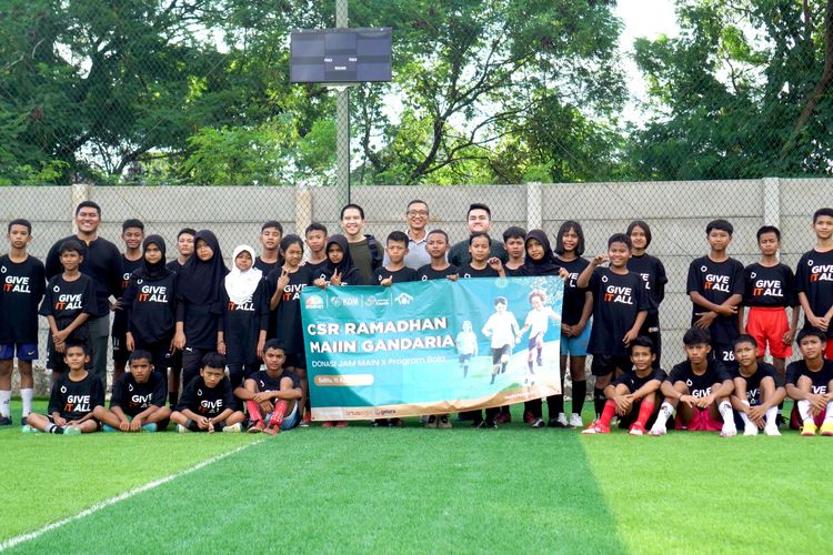 PT Triyasa Propertindo berkolaborasi dengan Yayasan KDM dan Yayasan Sahabat Anak menggelar kegiatan bertajuk ?Program Bola? di fasilitas sport complex dan mini eco park, Maiin Gandaria, Jakarta Selatan.
