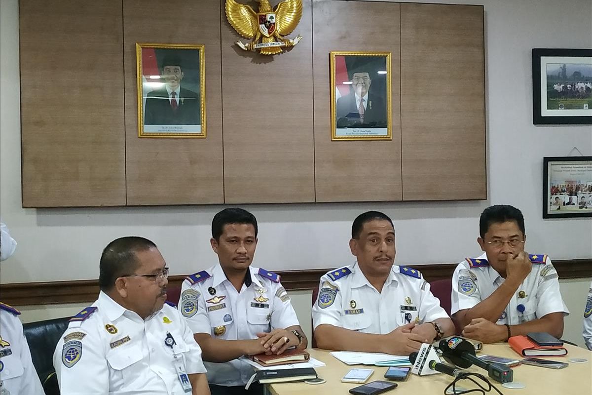 Direktur Kesatuan Penjagaan Laut dan Pantai (KPLP) Direktorat Jenderal Perhubungan Laut Kemenhub, Ahmad (ketiga kanan) memberokana keterangan dalam jumpa pers di Jakarta, Senin (22/7/2019).